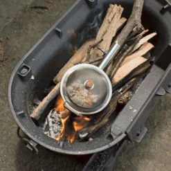 Kikkerland Huckleberry Popcorn Maker - Maak Je Eigen Popcorn - Popcornpan - Kampvuur - Buitenspeelgoed - Buitenspelen - Kamperen -Goedkope Licht Tent Winkel 1200x1200 91